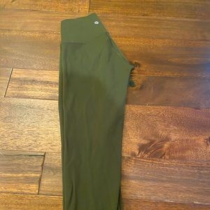Lululemon Crop Army Leggings, size 4. In great condition!